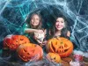 Sztuczna pajęczyna biała z pająkami halloween dekoracja rozciągliwa