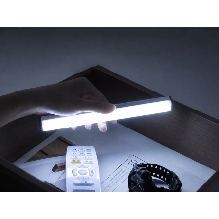 Lampka samoprzylepna listwa podszafkowa do szafy z czujnikiem ruchu Verk model 12273