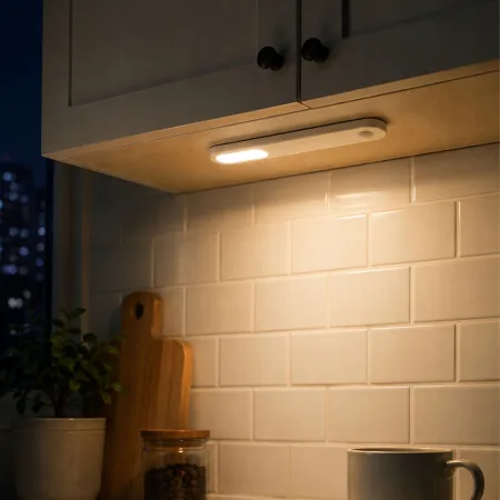 Lampka LED z czujnikiem ruchu USB magnetyczna do szafy na schody 1,5W biała